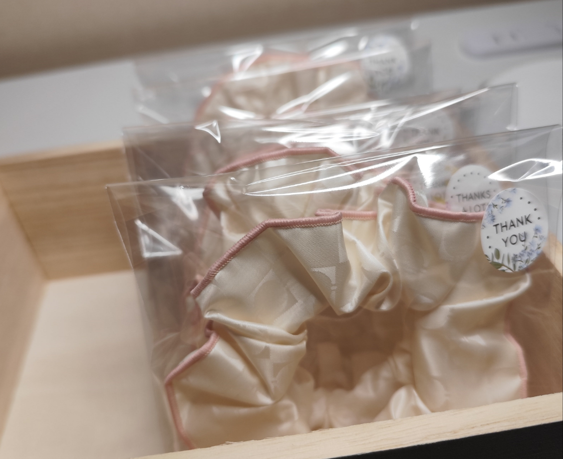 ひらひらピンクシルクシュシュ