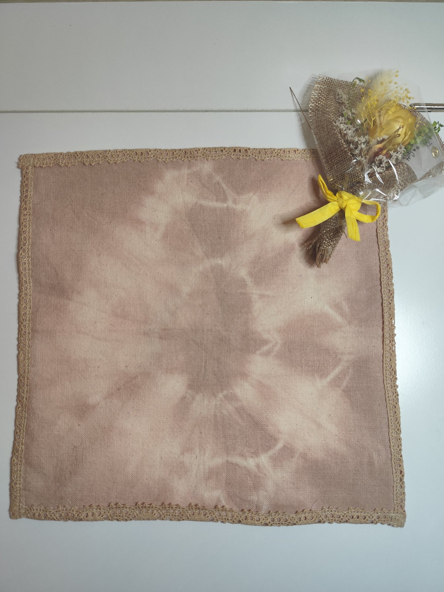 オーガニックコットン×無農薬びわの葉　草木染め　レースハンカチB