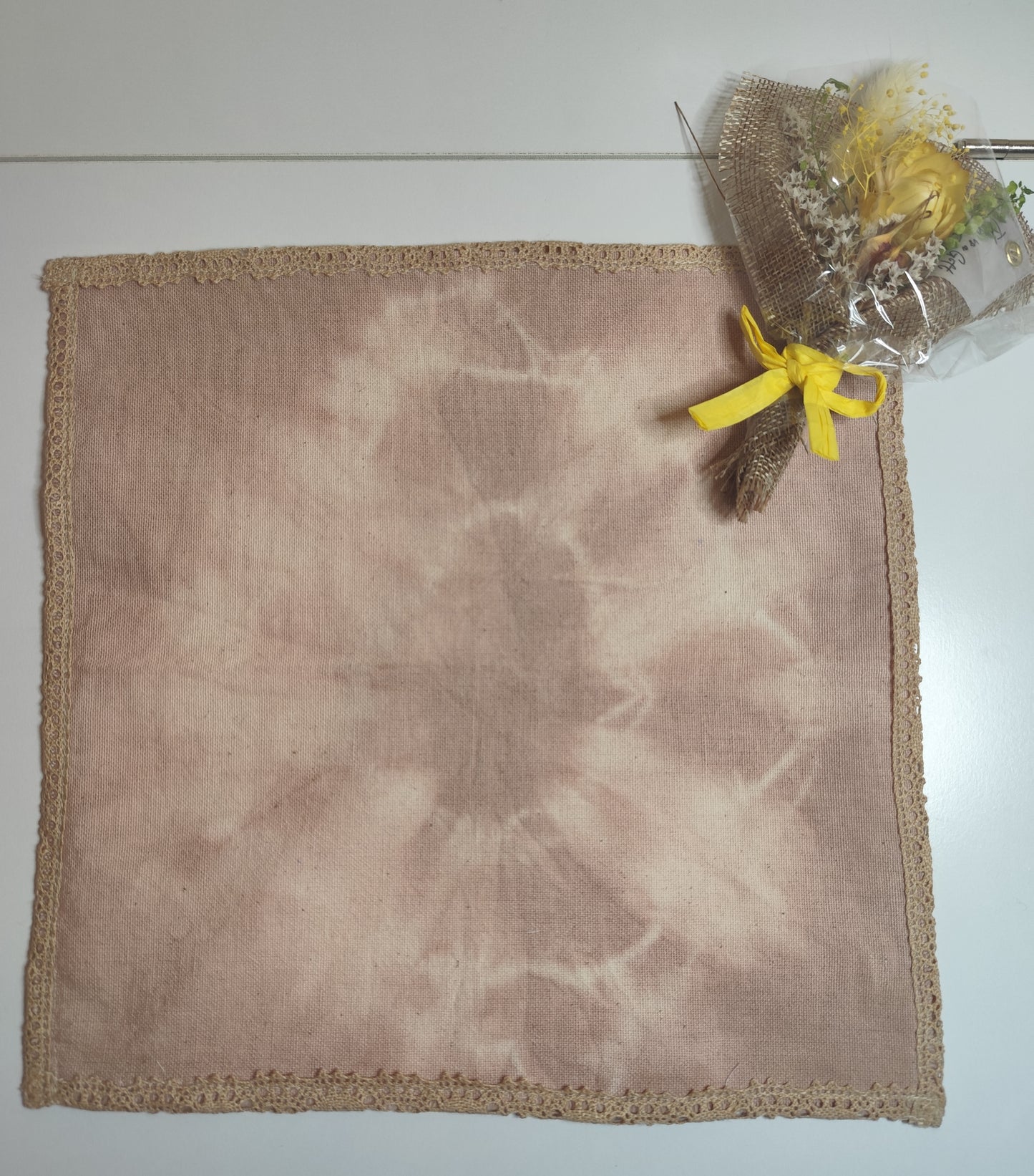 オーガニックコットン×無農薬びわの葉　草木染め　レースハンカチB