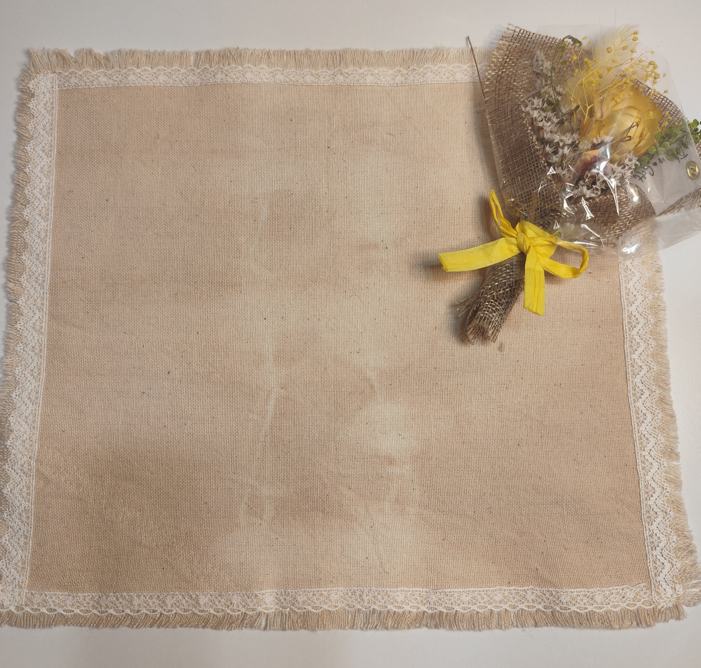 オーガニックコットン×無農薬びわの葉　草木染め　レースハンカチA