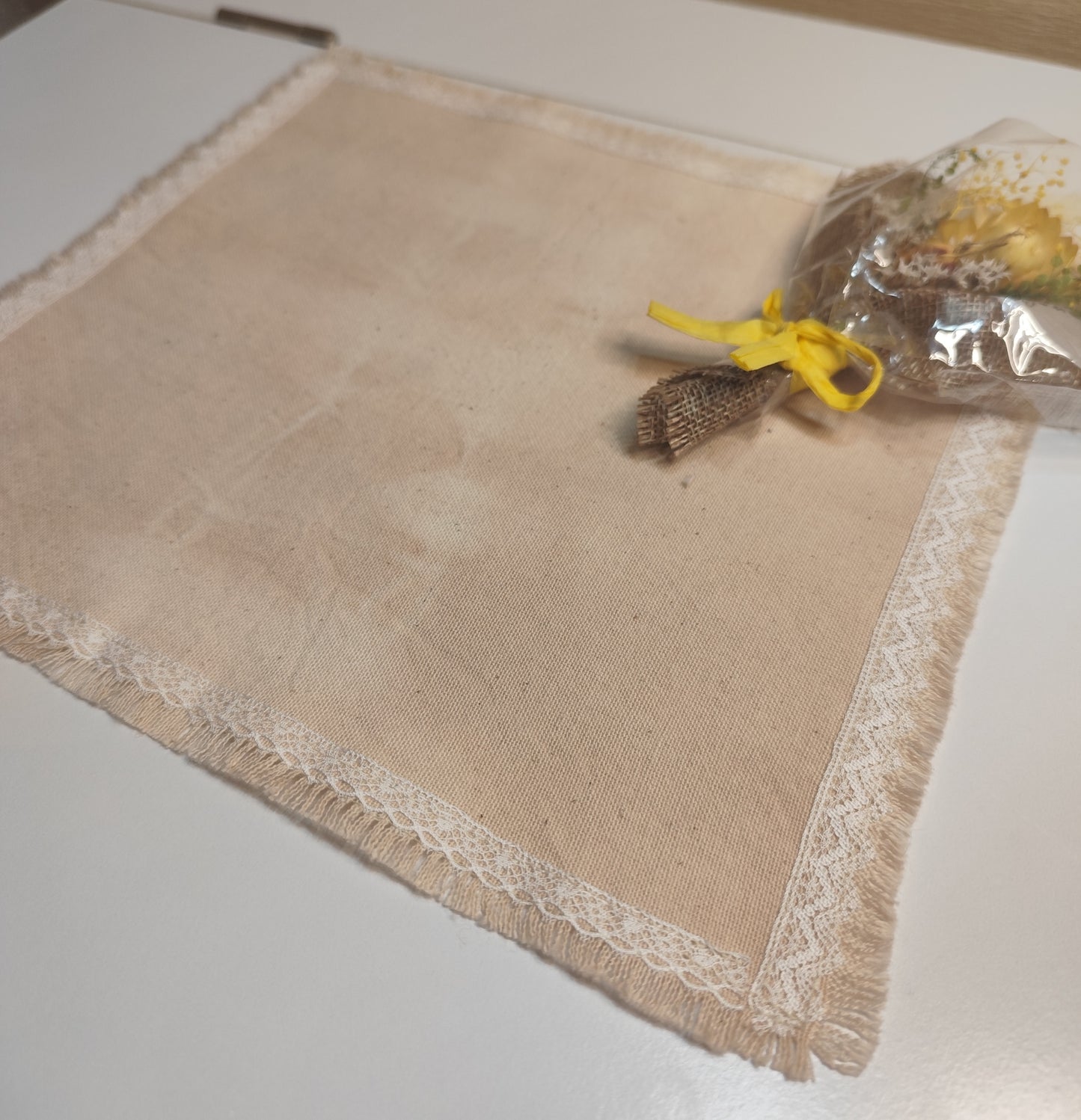 オーガニックコットン×無農薬びわの葉　草木染め　レースハンカチA