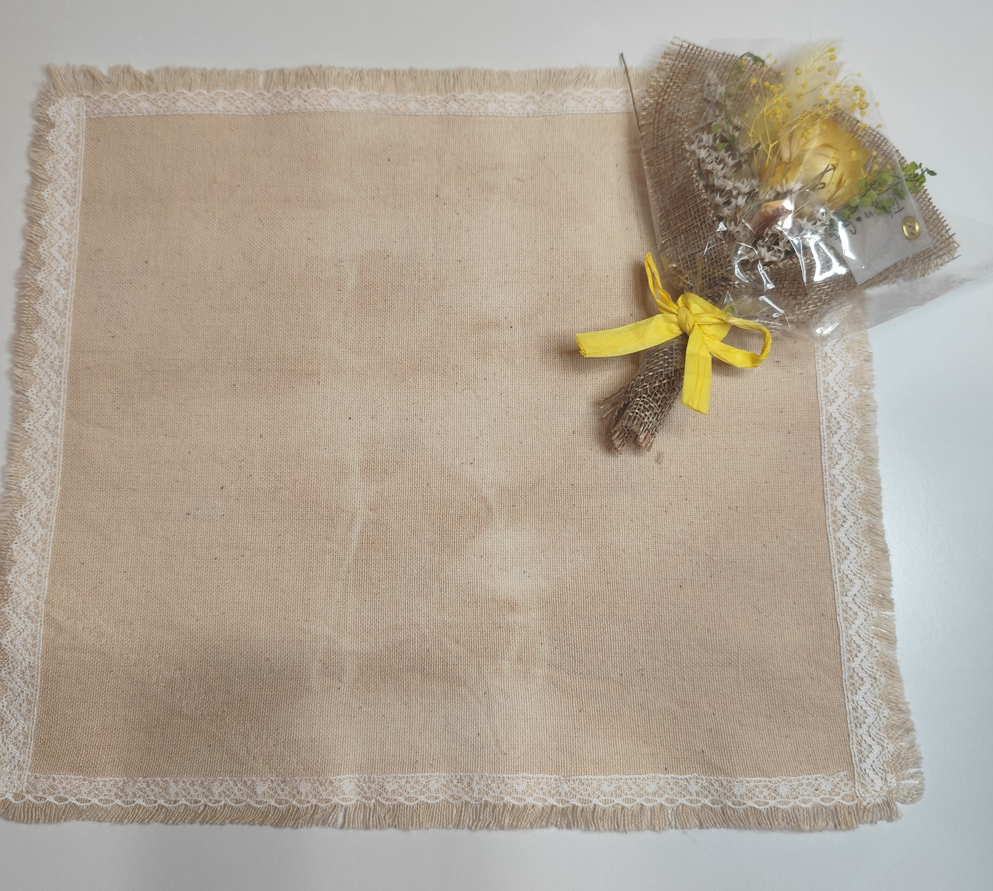 オーガニックコットン×無農薬びわの葉　草木染め　レースハンカチA